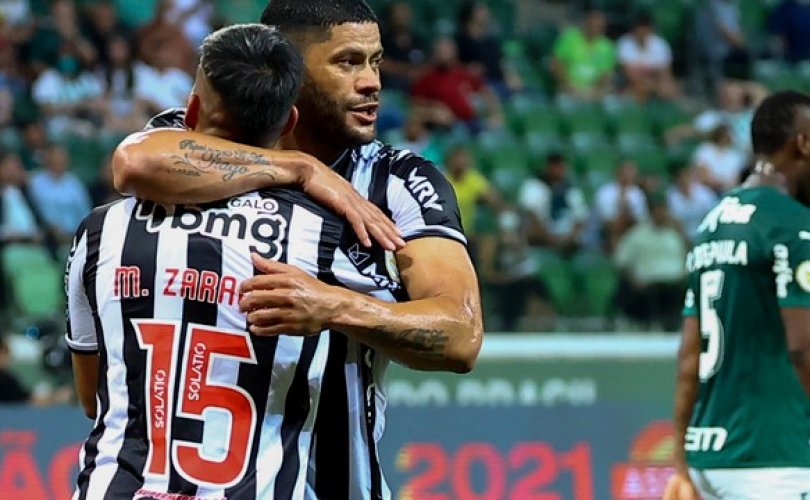 Hulk e Zaracho comemoram gol (Foto: Marcello Zambrana/AGIF)