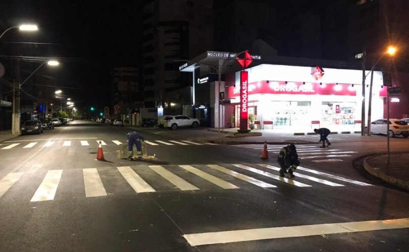 Rua Deputado José Lages, na Ponta Verde, recebe nova sinalização horizontal. Foto: SMTT