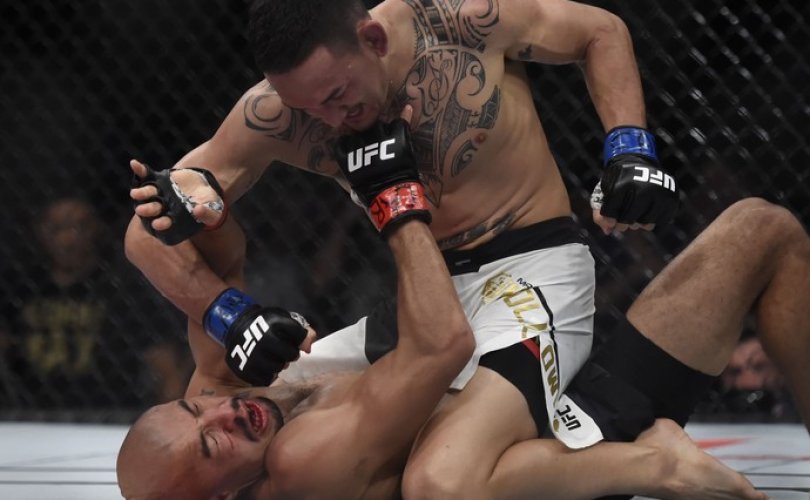 José Aldo é duramente golpeado por Max Holloway na luta principal do UFC Rio 8 (Foto: André Durão)