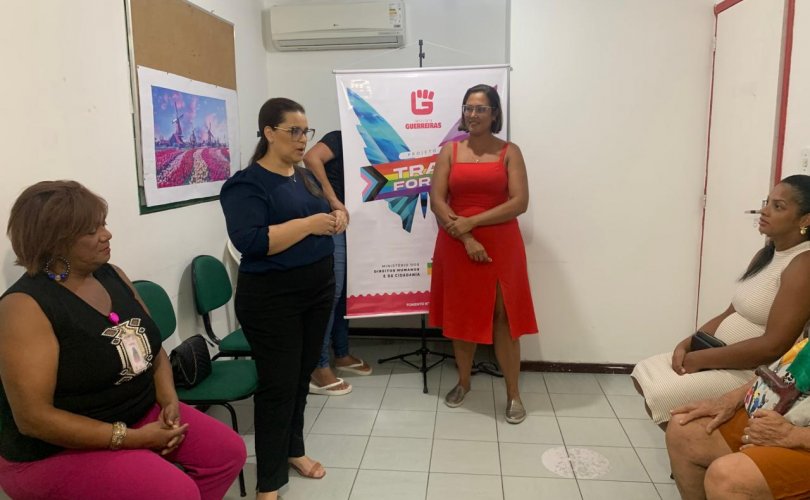 A presidente do Instituto Guerreiras, Emanuele Mello Gomes, com a instrutora do curso, alunas e a comunidade