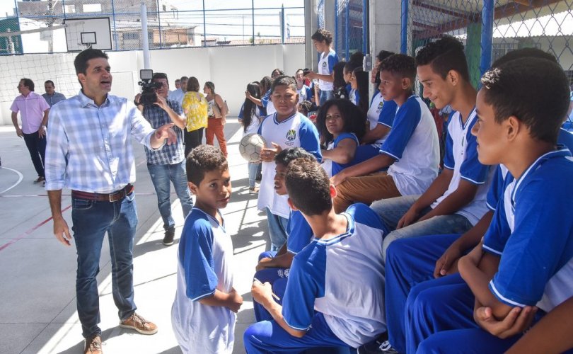 Prefeitura entrega cobertura da quadra esportiva da Escola Orlando