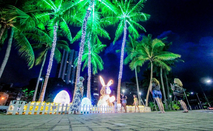 A iluminação de Páscoa foi instalada em 2019, na praça Gogó da Ema, em Ponta Verde. Foto: Pei Fon/ Secom Maceió