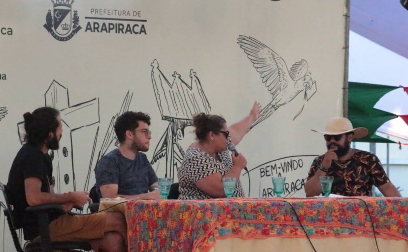 Mesa-redonda “Literatura e Música: linguagens e tons afins”, com Paulo Franco, Pedro Augusto e Elaine Kundera (Foto: Samuel Alves)