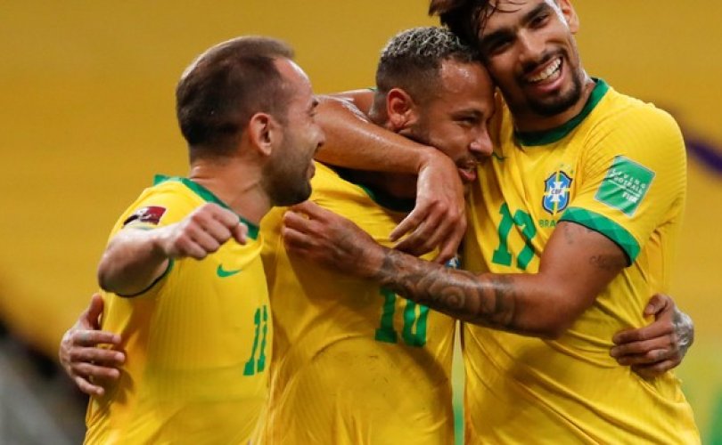 Seleção marca duas vezes no primeiro tempo, confirma superioridade na Arena de Pernambuco e mantém 100% de aproveitamento (Foto: EFE)