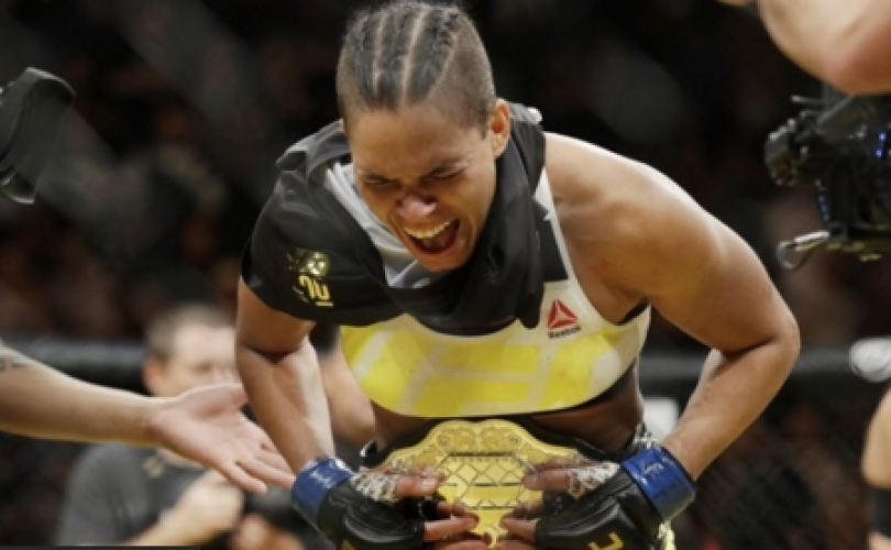 Amanda Nunes comemora conquista do cinturão do peso galo no UFC 200. Ela tornou-se a primeira brasileira campeã do Ultimate