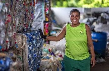 Sandra Oliveira, cooperada e tesoureira da Cooplum, conta como a reciclagem mudou a vida dela. | Alisson Frazão / Secom Maceió