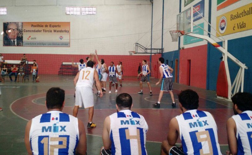 Carcará B e CASAL/AREC fizeram a partida inaugural do Campeonato Alagoano de basquete adulto (Foto: Divulgação/FBA)