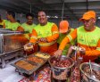 Autarquia de Limpeza Urbana oferece café da manhã para garis após trabalho no São João