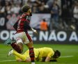 Flamengo coloca um pé na semifinal da Libertadores ao vencer o Corinthians em São Paulo