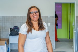 Professora com deficiência visual realiza sonho de trabalhar na Educação Infantil do Gigantinhos