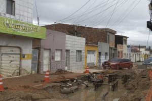 Prefeitura de Penedo notifica empresa por atrasos em obra de esgotamento sanitário na Rua Tupinambás