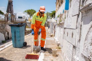 Autarquia de Limpeza Urbana realiza mutirão de limpeza em cemitérios da capital em alusão ao Dia da Mães