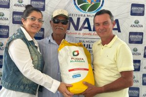 Prefeitura de Anadia, em parceria com o Governo do Estado, entrega sementes aos produtores rurais