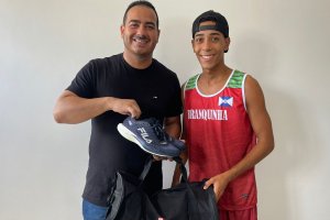 Prefeitura de Branquinha oferta Bolsa Atleta a jovem corredor