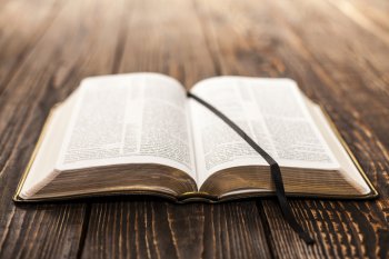 Projeto de lei veda qualquer alteração na Bíblia (Foto: pensador.com)