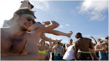 Foliões da primavera norte-americana festejam juntos na terça-feira (17/03/2020), em Pompano Beach/Flórida. AP / Julio Cortez