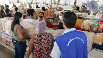 Covid-19: Prefeitura de Coruripe realiza ação de entrega de máscaras e orientações no Mercado Público Municipal