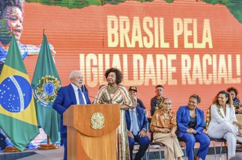 Presidente Lula fala ao público durante o lançamento do segundo Pacote pela Igualdade Racial, ao lado da deputada federal Benedita da Silva - Foto: Ricardo Stuckert/PR