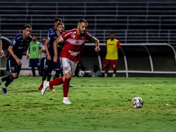 Anselmo Ramon em cobrança de pênalti marcou o primeiro gol do CRB. Foto: Francisco Cedrim/CRB