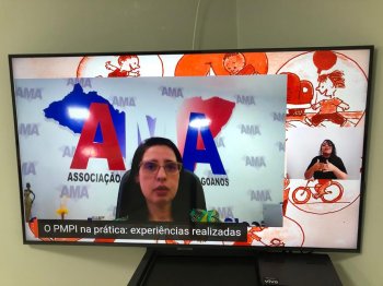 A presidente da AMA e prefeita de Campo Alegre, Pauline Pereira, apresentou o Plano Municipal pela Primeira Infância do município em webinário