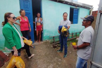 Juíza Juliana Batistela (de verde) e servidores visitaram casas para entregar doações. Foto: Dicom TJAL.