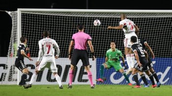 Bruno Alves sobe para marcar primeiro gol do São Paulo (Foto: REUTERS/Alexandre Schneider)