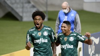 Luiz Adriano e Rony comemoram gol do Palmeiras contra o Independiente del Valle (Foto: Marcos Ribolli)