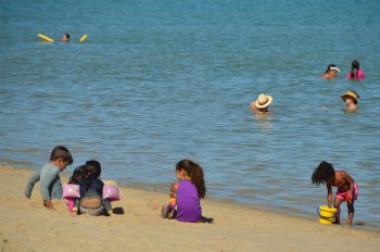 Durante os banhos de praias, piscinas e rios, crianças devem estar de protetor e usando chapéus e roupas que protejam do Sol. Carla Cleto / Ascom Sesau