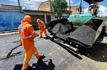 Pavimentação asfáltica sendo implantada na Rua Senhor do Bonfim. | Kailhane Amorim/ Ascom Seminfra