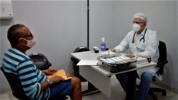 O médico pneumologista Rubens Lima, em atendimento. Foto: Ascom SMS