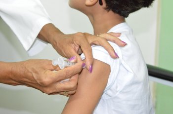 No caso das crianças que estão recebendo o imunizante pela primeira vez, deverão tomar duas doses, com um intervalo de 30 dias. Carla Cleto / Ascom Sesau