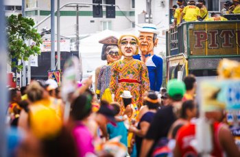 Bonecos Gigantes também desfilaram neste domingo de Carnaval na orla de Maceió. Foto: Jonathan Lins