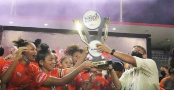 Meninas da UDA recebem o Troféu da Copa Rainha Marta - Foto: pequenofotos