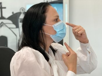 Sarah Dominique Dellabianca Holanda orienta que a máscara deve ser usada ao ter contato com a pessoa infectada e colocada de forma correta