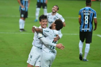 Com um homem a menos, Palmeiras segura o Grêmio e leva vantagem para o jogo de volta da final Foto: Wesley Santos / Estadão Conteúdo