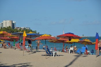 Pessoas que irão curtir a praia ou piscinas, devem evitar a exposição ao sol no período das 9h às 16h. Thallysson Alves / Ascom Sesau