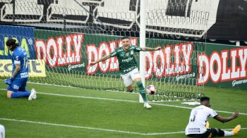 Victor Luis comemora gol do Palmeiras contra o Corinthians (Foto: Marcos Ribolli)