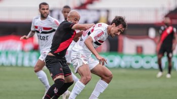 Dudu disputa bola com Igor Gomes em Atlético-GO x São Paulo (Foto: Heber Gomes/AGIFIA DE FOTOGRAFIA/ESTADÃO CONTEÚDO)