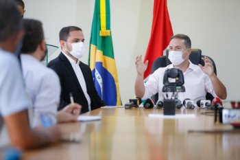 Governador Renan Filho e secretário da Saúde concederam entrevista coletiva nesta segunda sobre as novas doses - Felipe Brasil