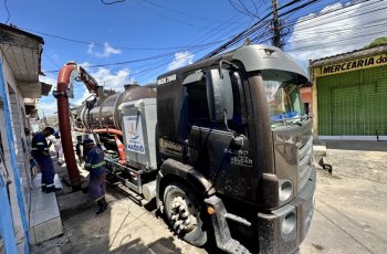 Serviços do mutirão de drenagem na Ponta Grossa. | Kai Amorim/ Ascom Seminfra
