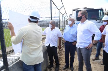 Prefeito Rogério Teófilo e o deputado Marx Beltrão realizam visita técnica à obra do Estádio Municipal (Foto: Lucas Ferreira)