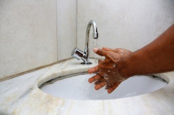 Realizar higienização das mãos com água e sabão ou álcool em gel é uma das medidas