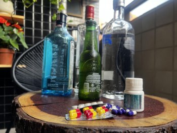 O uso de medicações em conjunto com o consumo de bebidas alcoólicas pode ocasionar problemas graves à saúde. Beatriz Castro / Ascom HGE