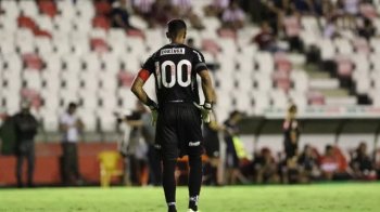 Goleiro Diogo Silva usa camisa 100 em jogo do CRB contra o Náutico (Foto: Marlon Costa/Pernambuco Press)