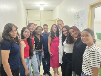 Reitor da Uncisal, Henrique de Oliveira Costa, recebe estudantes contemplados pelo programa Daqui pro Mundo | Ana Cecília Oliveira / Ascom Seduc