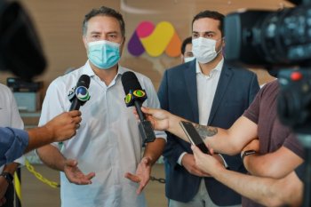 Renan Filho durante entrevista coletiva no Hospital da Mulher