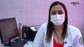 Vivian Salgado orienta para atendimento na Unidade de Referência em Síndromes Gripais