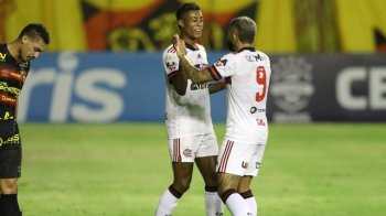Bruno Henrique e Gabigol marcaram na vitória (Foto: Marlon Costa / Pernambuco Press)
