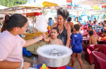 Crianças com autismo aproveitam dia diferente em parque aquático de Maceió. | Thony Nunes/ Ascom Semed