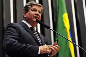 Ronaldo Lopes homenageia ex-prefeito e anuncia mais avanços para o povo de Penedo